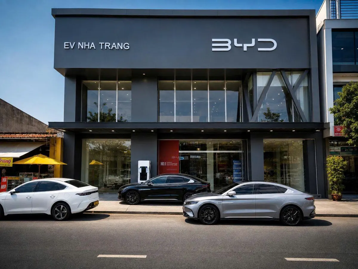 Trạm sạc BYD Nha Trang — trụ sạc nhanh DC 120kW trước showroom BYD Khánh Hoà, 645 Đường 23/10