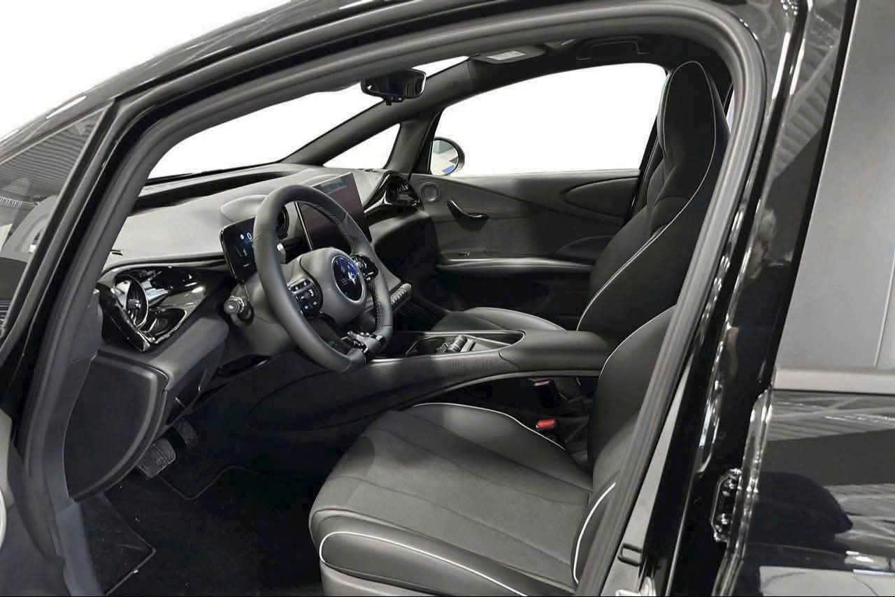 Chi tiết nội thất bên hông ghế trước BYD Dolphin