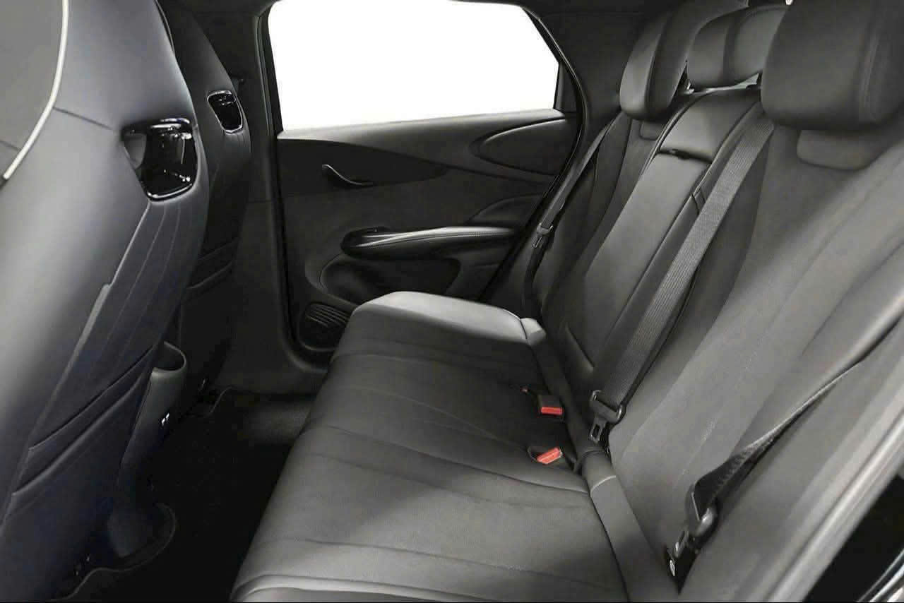 Hàng ghế sau BYD Dolphin rộng rãi, chiều dài cơ sở 2.700 mm
