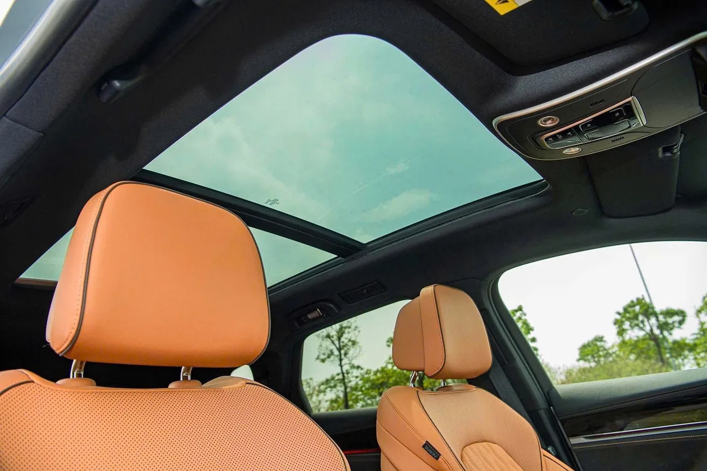 Cửa sổ trời BYD Sealion 8 tại BYD Khánh Hoà Nha Trang