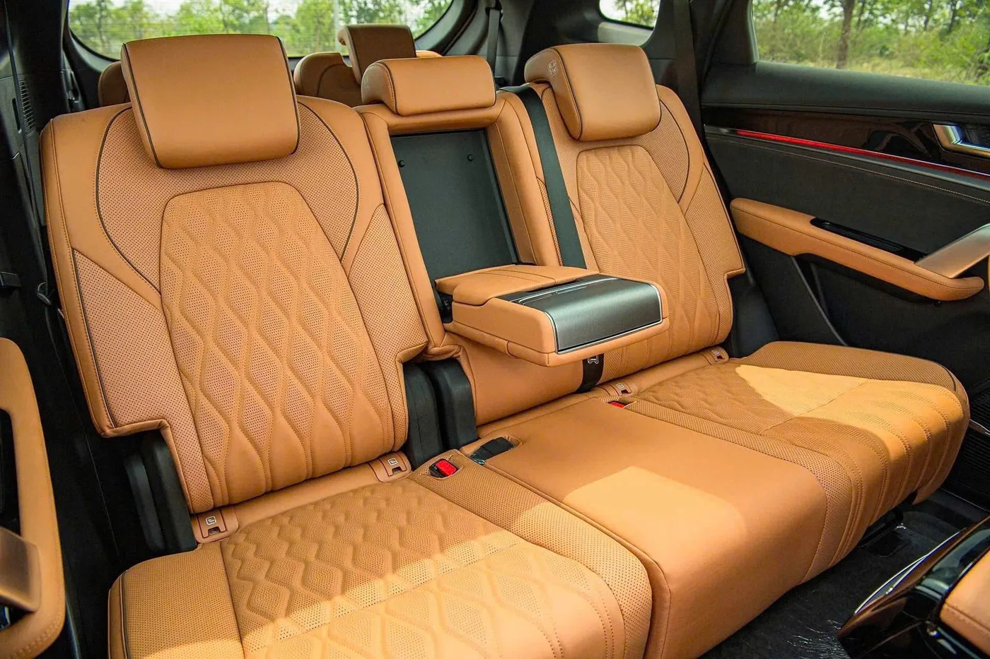 Hàng ghế sau BYD Sealion 8 có bệ tì tay tại BYD Khánh Hoà Nha Trang
