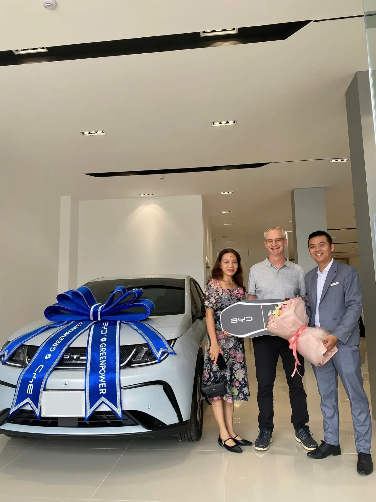 Đào Lê Công Thành cùng khách hàng nhận xe BYD Dolphin, biển số đã được che
