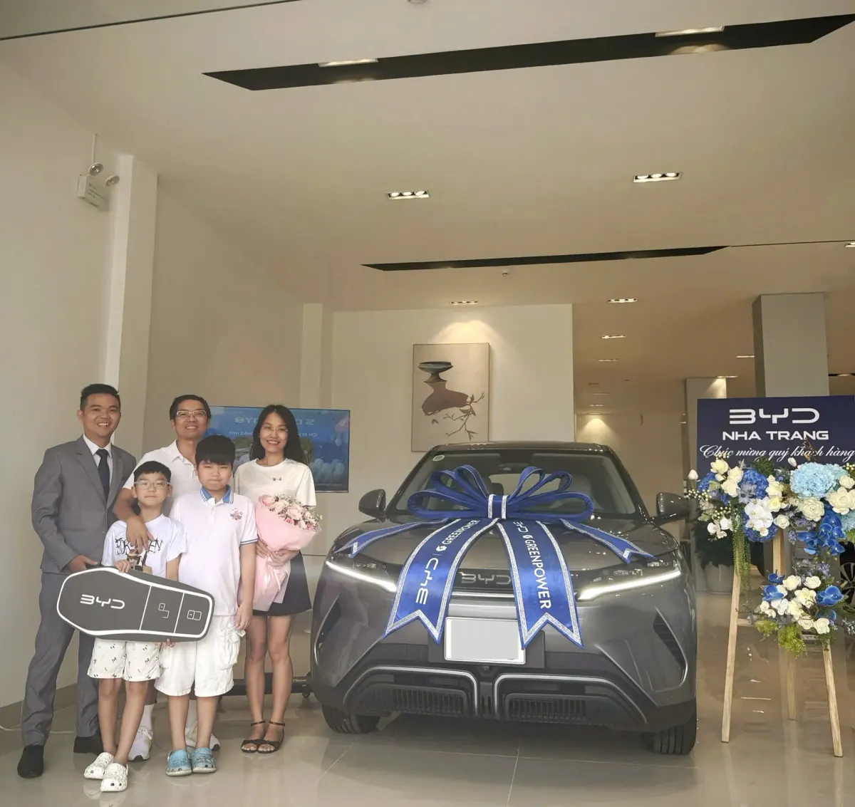Gia đình khách hàng nhận BYD Atto 2 cùng Đào Lê Công Thành, biển số đã được che