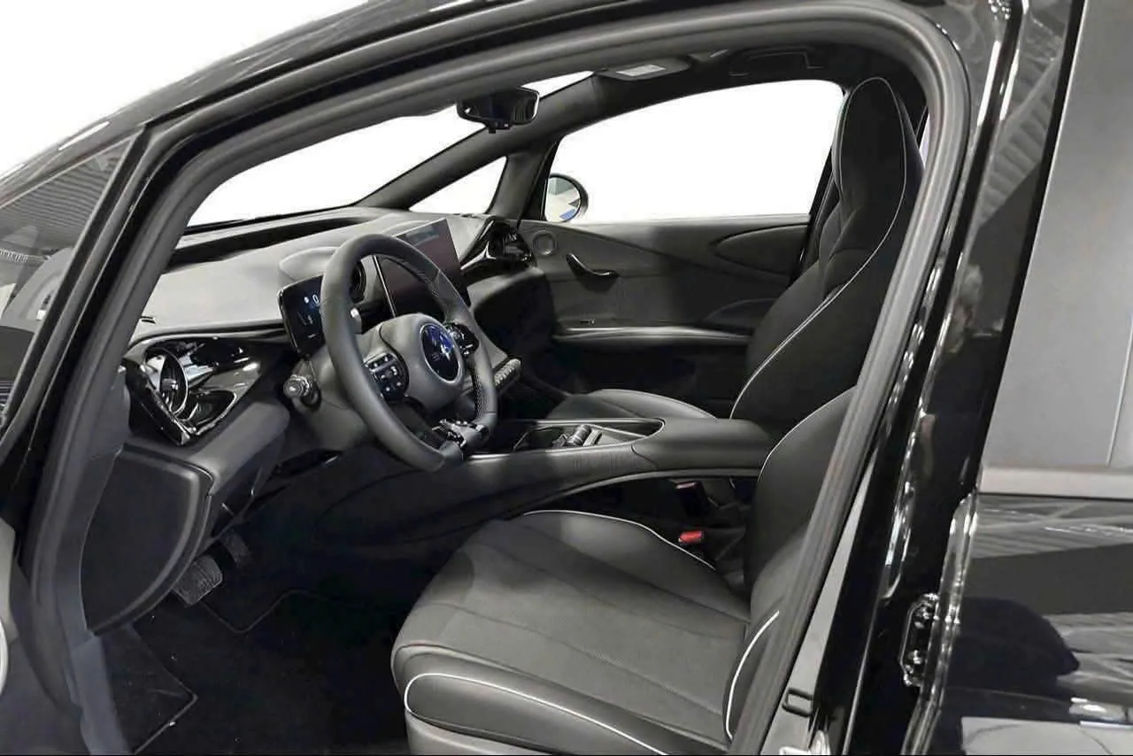 Chi tiết nội thất bên hông ghế trước BYD Dolphin