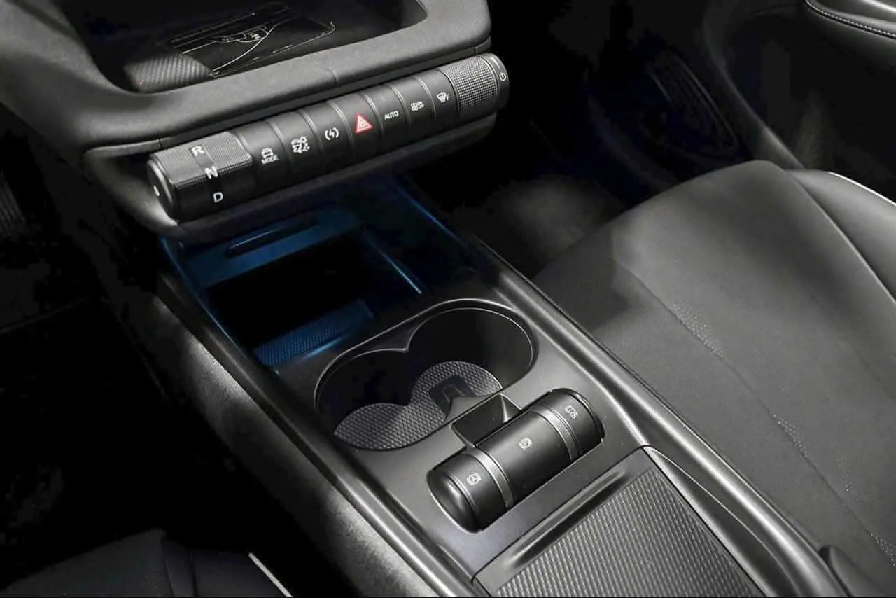 Cụm điều khiển trung tâm và núm chuyển số xoay BYD Dolphin